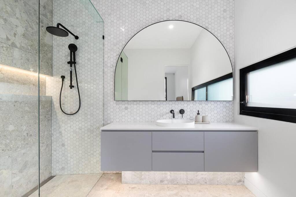 Kirks On Park - Brand New Luxury Home, Great Location 소렌토 외부 사진