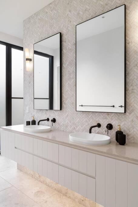 Kirks On Park - Brand New Luxury Home, Great Location 소렌토 외부 사진