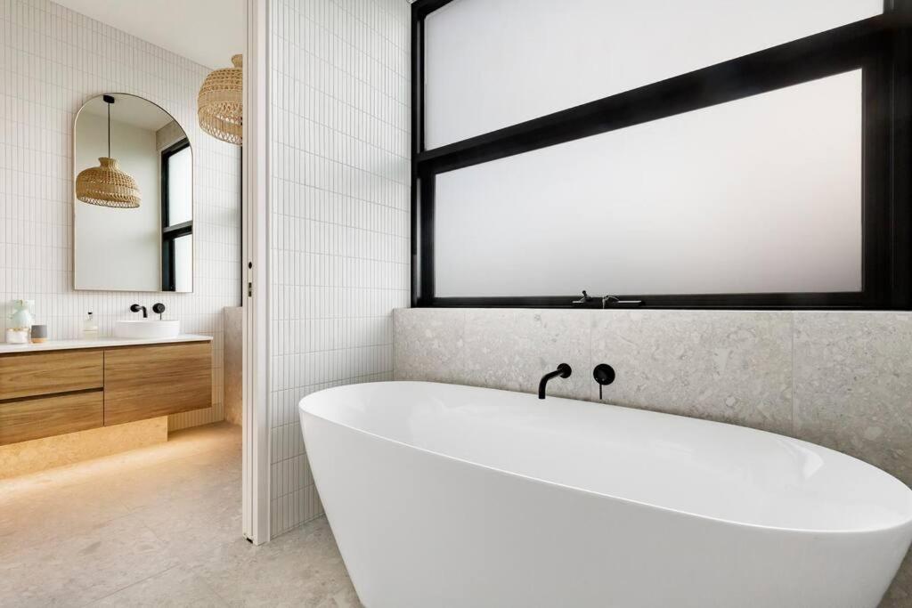 Kirks On Park - Brand New Luxury Home, Great Location 소렌토 외부 사진
